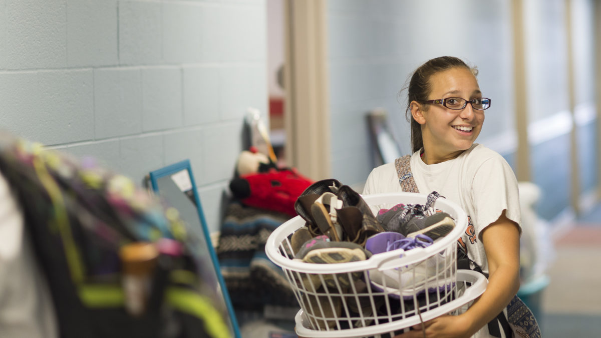 image of student moving in to dorm