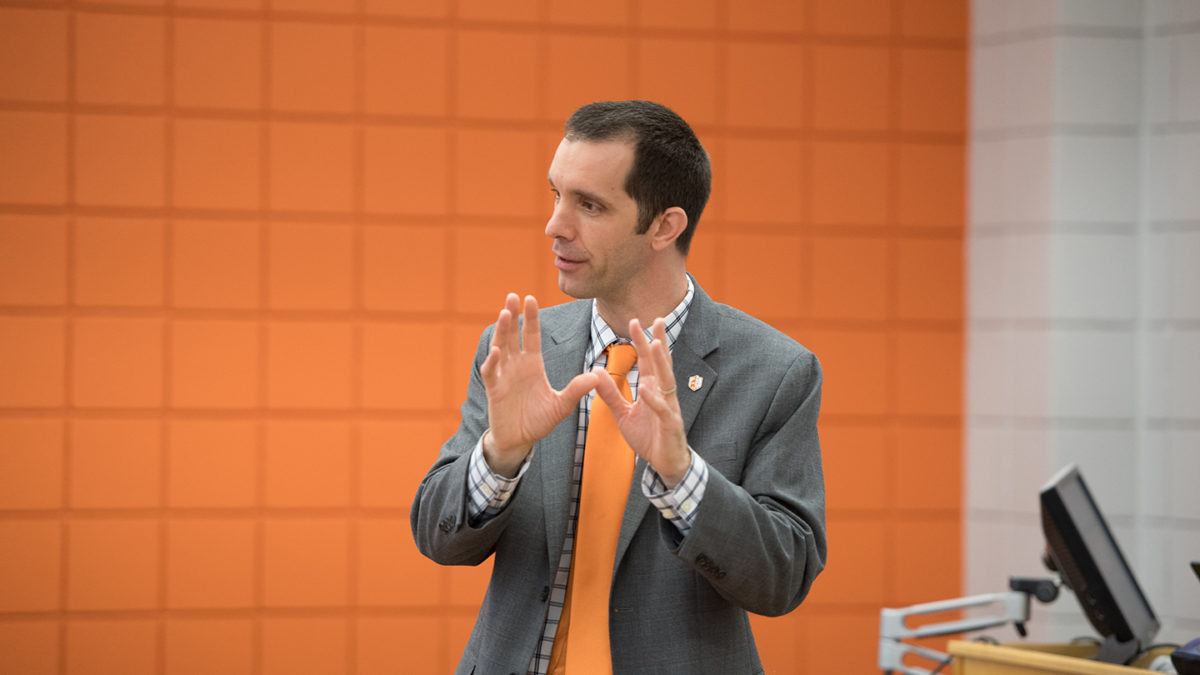 Scott Kelly teaches a class